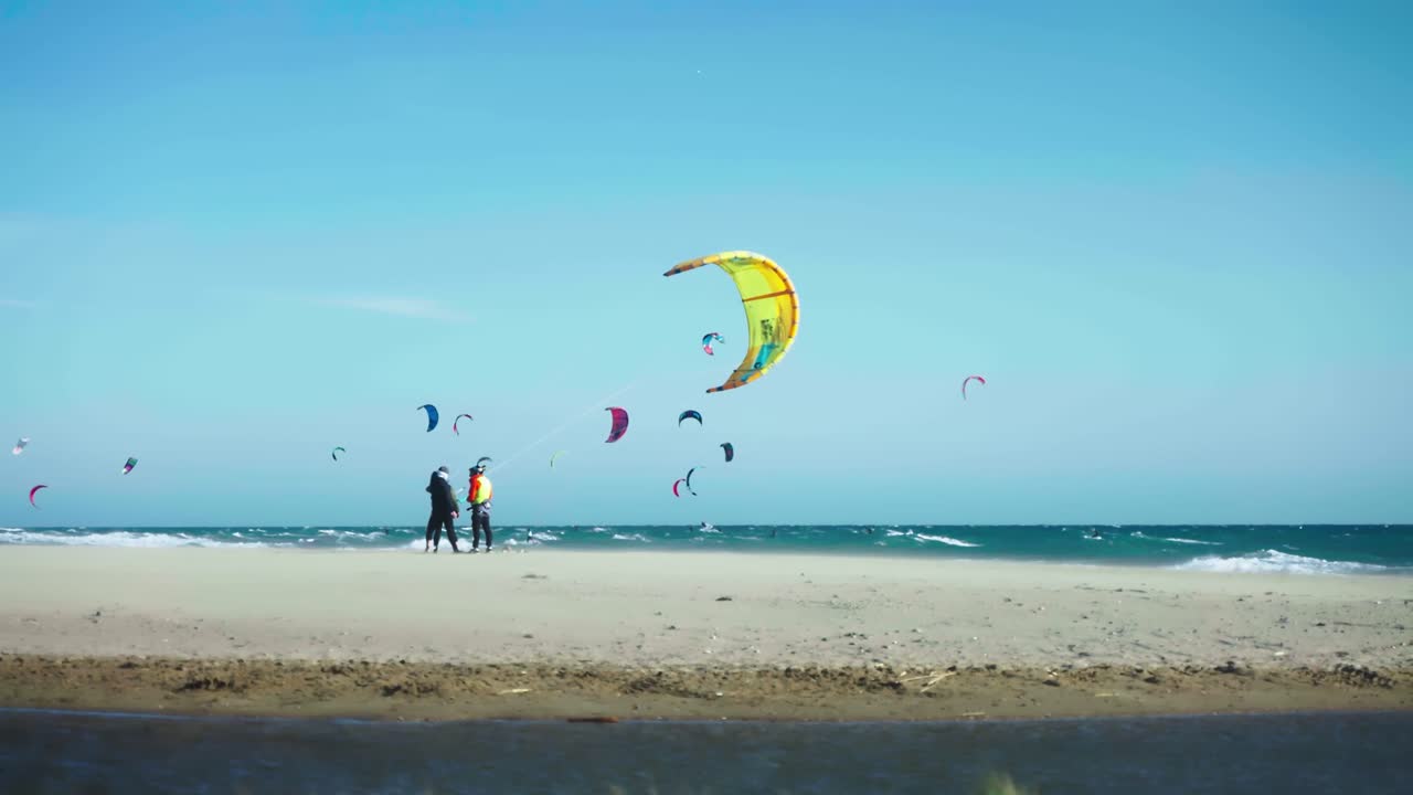 vela de kitesurf volando en el viento en cámara lenta