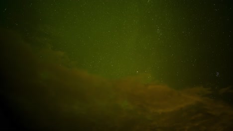 Wunderschöne-Aurora-Borealis,-Die-In-Einem-Sternenklaren-Nachthimmel-Mit-Fallenden-Meteoroiden-Leuchtet