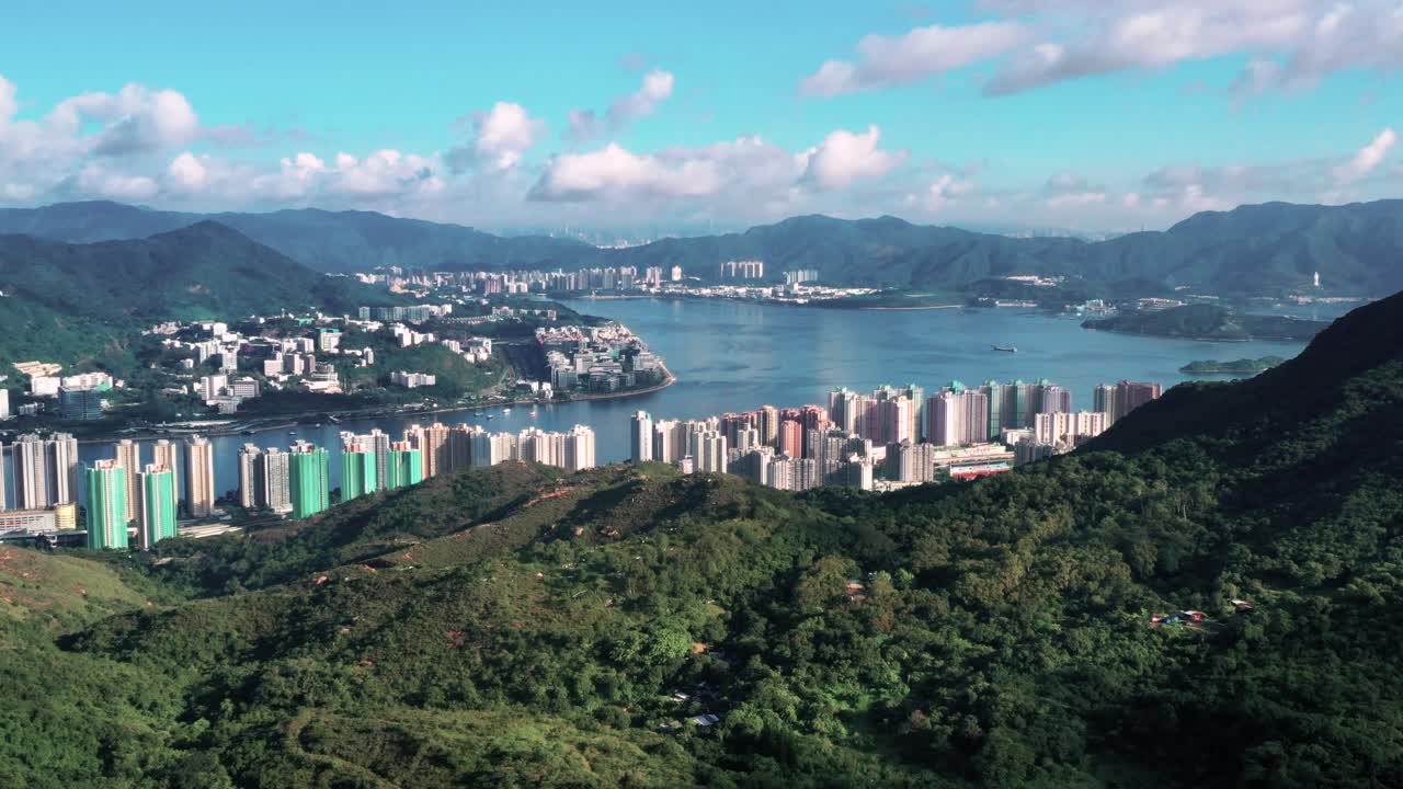 panorámica aérea con vistas a ma en shan hong kong en un día ligeramente nublado