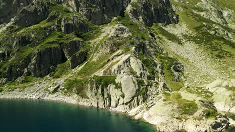 Drohnenaufnahmen-Von-Einem-Berg-In-Den-Pyrenäen-In