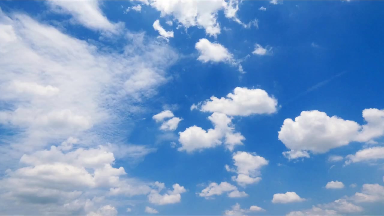 Timelapse di nuvole che si muovono attraverso un cielo azzurro limpido, catturando il movimento atmosferico naturale e il cambiamento del tempo in un paesaggio esterno tranquillo