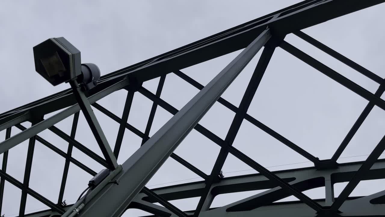 ⁇ 른 에 있는 호엔젤렌 다리 의 오래된 등불 을 가진 금속 장치 의 강철 지지기 와 지지기