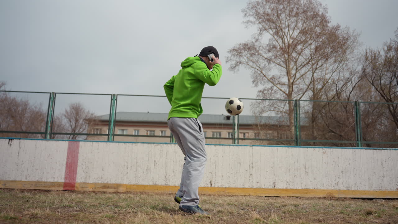 강력한 남성이 활기찬 도시에서 공격을 시작합니다. 건장한 남성이 능숙하게 도시에서 강력한 발 공격을 실행하고, 강한 운동선수가 활기 넘치는 도시 환경에서 활발하고 강력한 발차기를 전달합니다.