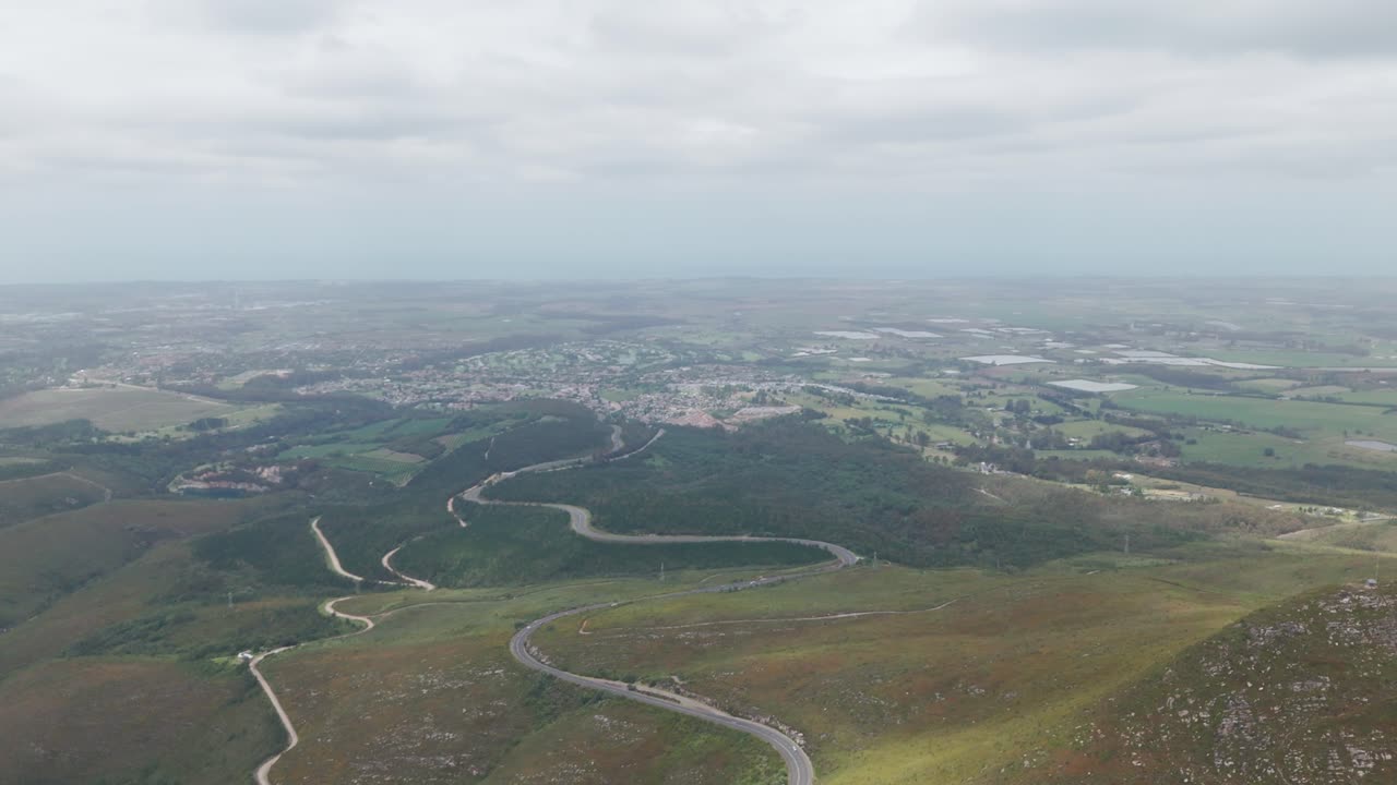 남아프리카 공화국 웨스턴 케이프의 아우테니쿠아 패스의 바닥에서 촬영된 사진으로 조지 시를 보여줍니다. 드론은 시내 풍경을 포착합니다. 시야에는 산이 없고, 단지 아래에 있는 도시입니다.