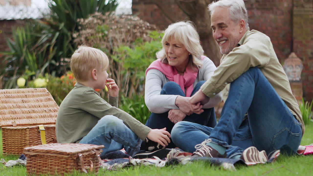 정원에서 가족 피크닉