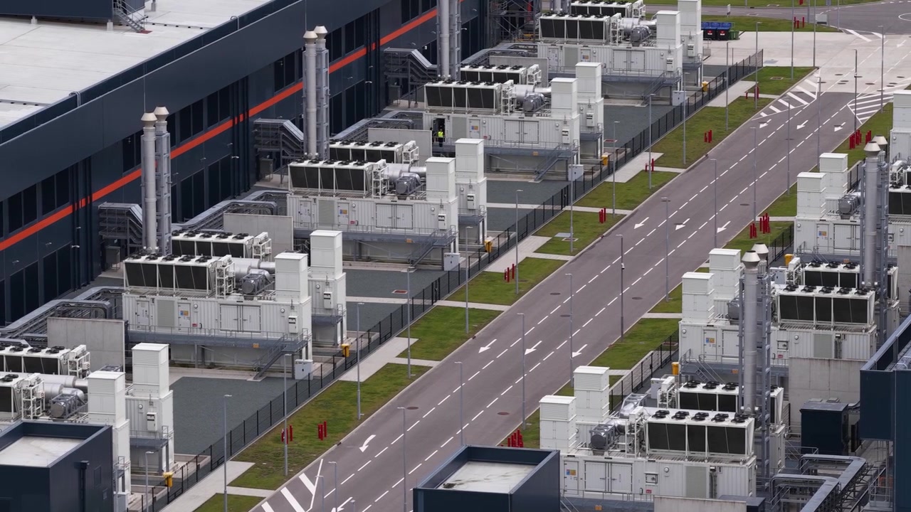 Luftfoto af en stor datacenter-tårnbygning, der viser cloud computing-infrastruktur, digital lagring, sikre serverfaciliteter og moderne IT-drift