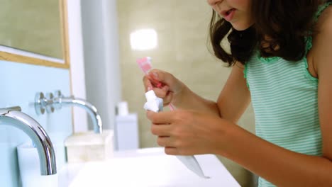 Niña-Cepillándose-Los-Dientes-En-El-Baño