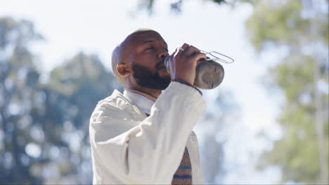 senderismo, naturaleza y hombre negro bebiendo agua
