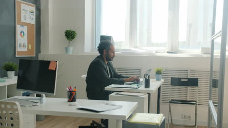 hombre de negocios que trabaja en la oficina