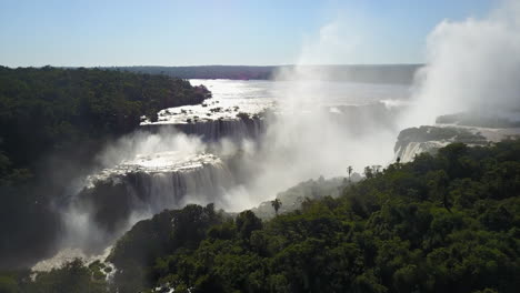 affascinante vista laterale del drone che mostra le meravigliose cascate di iguazu, una delle sette meraviglie del mondo