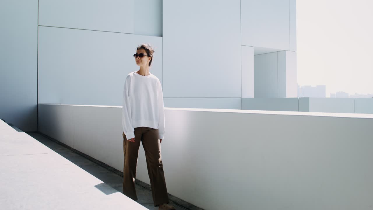 현대 옥상 테라스에서 고 있는 여자