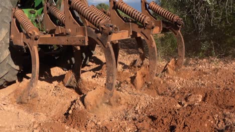 Tractor-Trabajando-La-Tierra-Para-El-Tiempo-De-Siembra