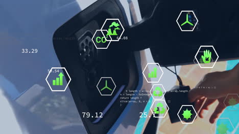 Animation-Von-Öko-Symbolen-Und-Datenverarbeitung-über-Einer-Kaukasischen-Frau,-Die-Ein-Elektroauto-Auflädt