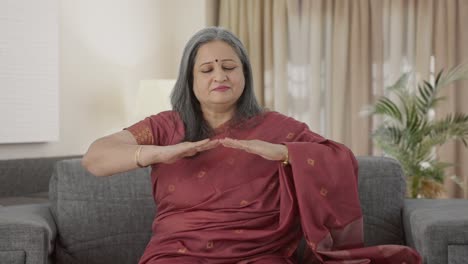 mujer india feliz haciendo ejercicio de respirar y respirar