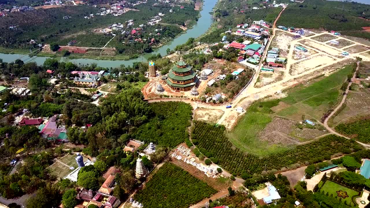 건설 중인 불교 수도원 위를 공중에서 순환하는