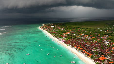 tormentosas nubes oscuras y ominosas sobre el agua turquesa del océano y la playa de nusa lembongan en indonesia