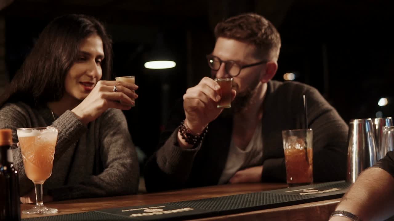 coppia che si godono un drink in un bar