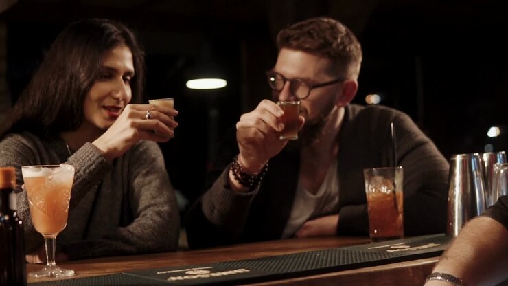 Coppia che si gode un drink in un bar