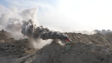 la quema de petróleo en tambores de metal proporciona una pantalla de humo negro ondulante en el desierto de gaza
