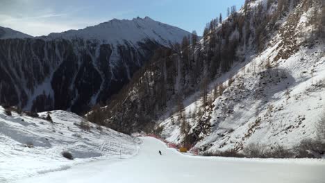Esquiador-Haciendo-Giros-Rápidos-En-Una-Pendiente-Limpia-Y-Blanca-En-Los-Alpes-Austríacos