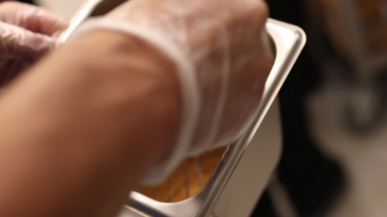 chef mezclando salsa en la cocina