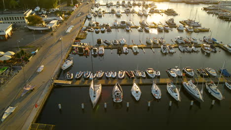 veleros amarrados en las tranquilas aguas de la costa báltica en la ciudad portuaria de gdynia, polonia durante la madrugada