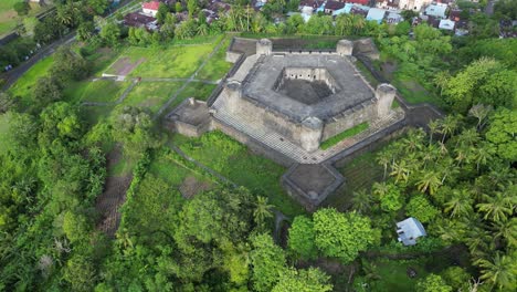 Reveladora-Vista-Desde-Un-Dron-Del-Fuerte-Y-El-Volcán-De-La-Isla-De-Banda