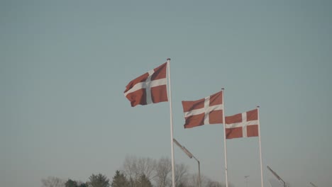 La-Bandera-Danesa-Ondeando-En-El-Viento,-En-Cámara-Lenta