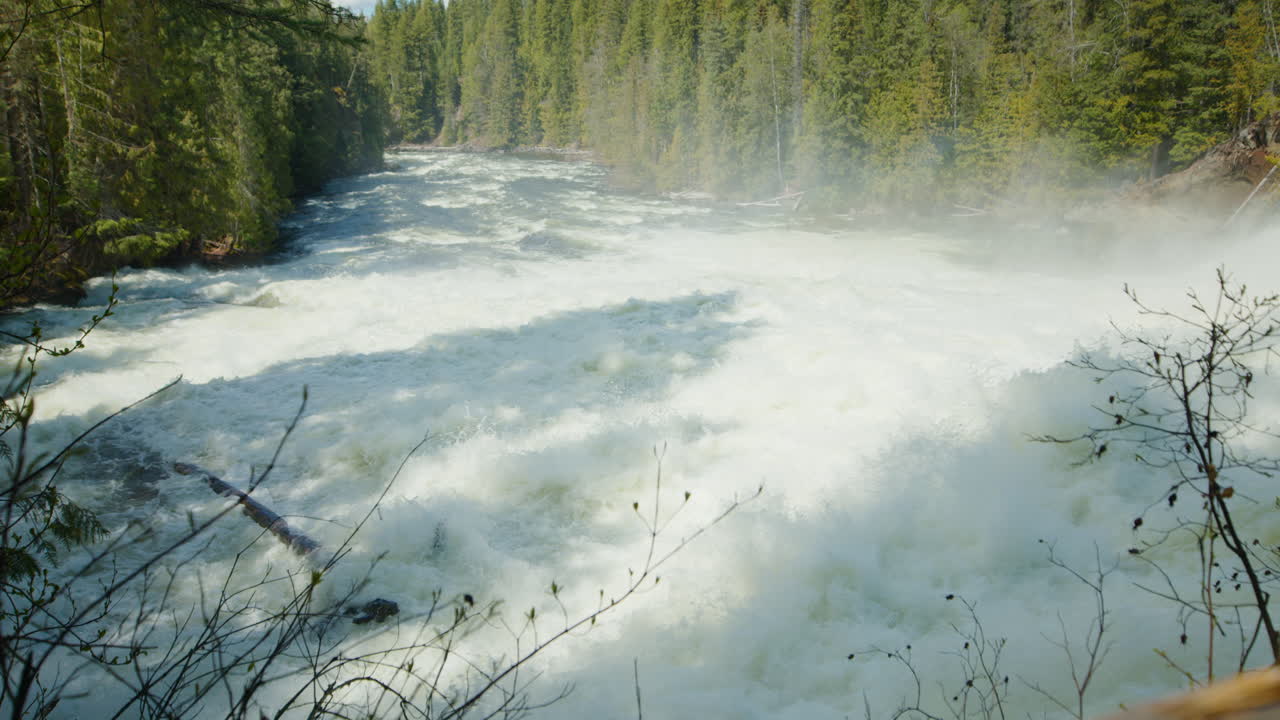 Hermoso paisaje visto desde las cataratas Dawson, Canadá. Grabación a mano.