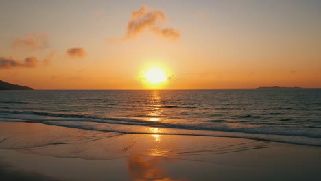 Drone-Vista-Aérea-Dolly-Side-Panning-Over-Paradise-Beach-Sunrise,-Sudamérica,-Santa-Catarina,-Brasil