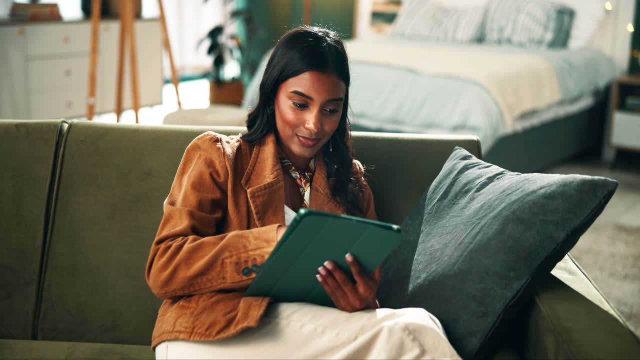 mujer usando tableta en el sofá