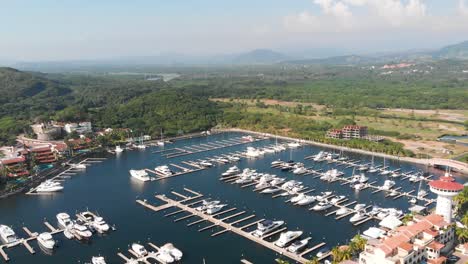 Puerto-De-Ixtapa.-Marina-De-Zihuatanejo-Con-Drone.-Playa