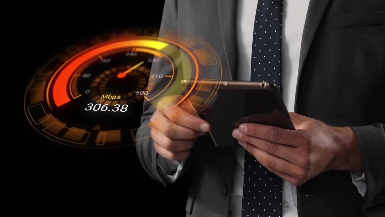 animación de un velocímetro naranja sobre la sección media de un hombre de negocios caucásico usando una tableta.