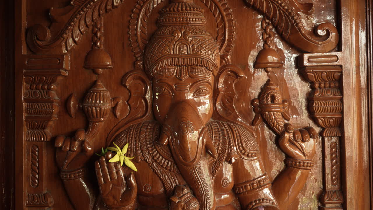 tiro de trípode de una puerta con la escultura de dios ganesh