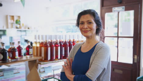 retrato de una mujer madura que dirige una tienda de granja orgánica