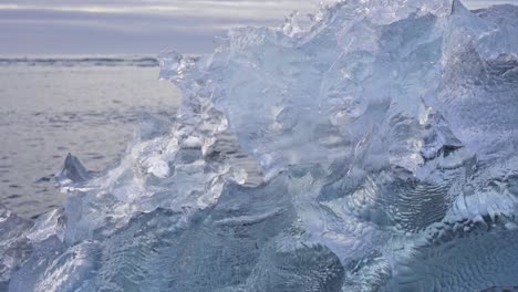 冬の海辺の透明な氷床