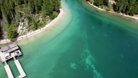 Serenidad-Panorámica-Aérea-Del-Lago-Braies-En-Los-Dolomitas,-Italia