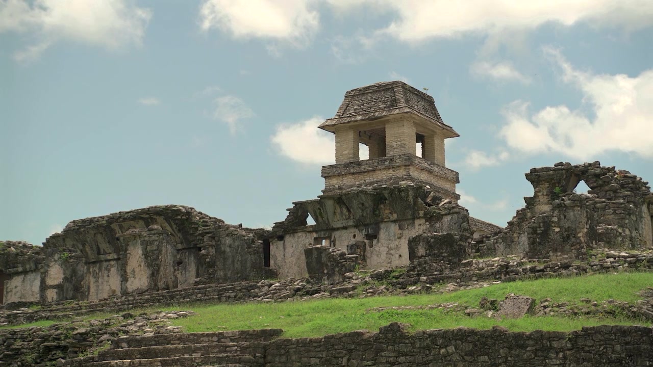 Imagem ampla estática da icônica torre do Palácio e ruínas de pedra no sítio arqueológico de Palenque, na selva de Chiapas, México