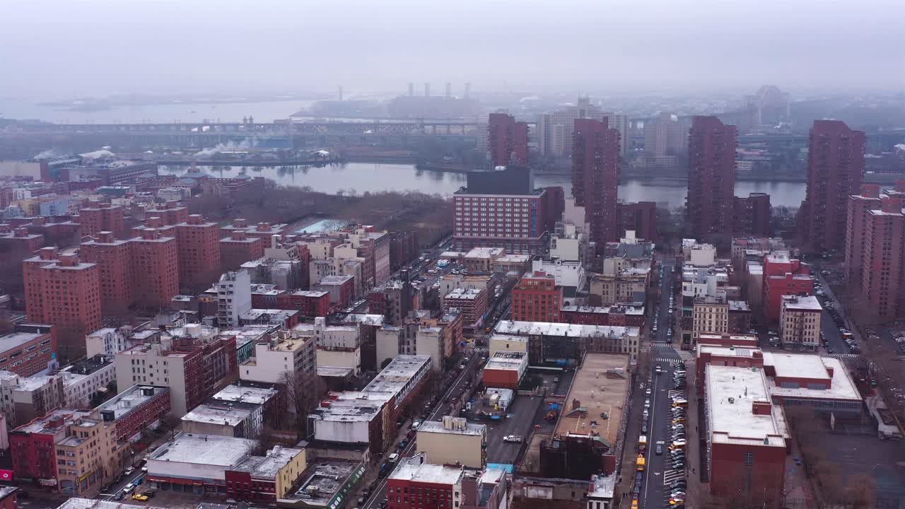 Vista aerea di una città densamente popolata in inverno