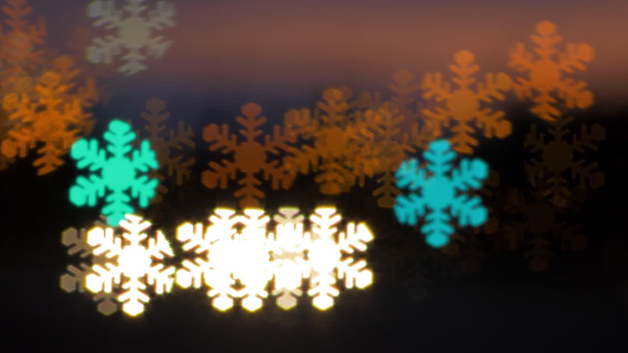 저녁, 크리스마스, 겨울 또는 휴일 배경 개념, copyspace에서 움직이는 자동차와 신호등에서 아름다운 눈송이 모양의 보케