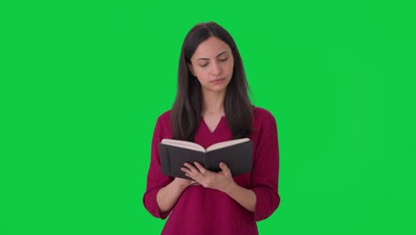 mujer india leyendo un libro pantalla verde