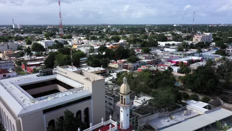 Aerial-pull-back-from-the-el-Minaret-mansion-revealing-the-city-beyond-on-the-Paseo-de-Montejo-in-Merida,-Yucatan,-Mexico