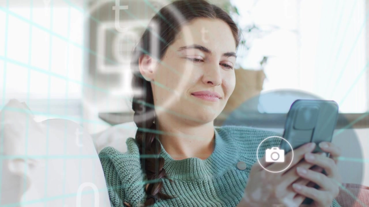 Donna che tiene in mano un telefono e tocca lo schermo, attivando icone di messaggistica che mostrano fotocamera, globo e bolla di chat.