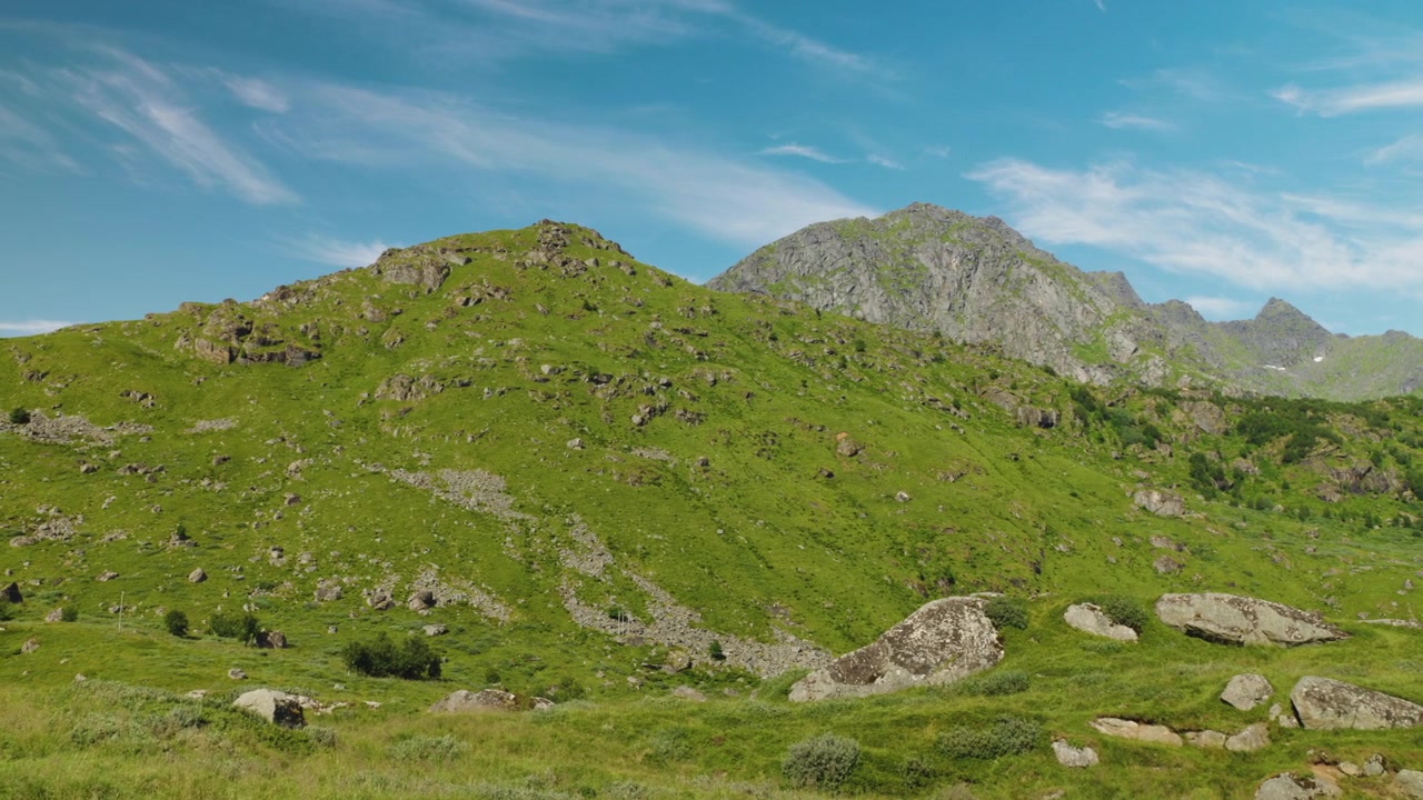 Vista di paesaggio montano con verdi colline, cielo blu e nuvole nella Norvegia settentrionale, Lofoten.