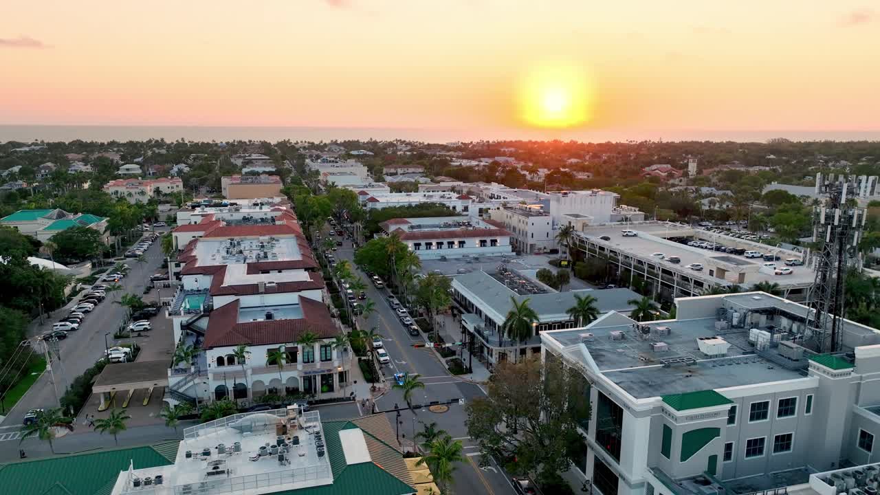 Luftfoto højt over centrum af Napoli, Florida ved solnedgang