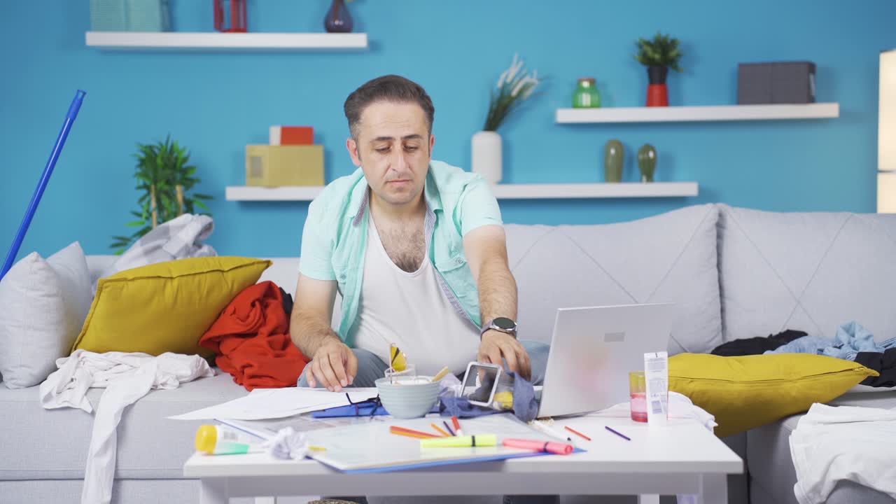 hombre perezoso frotando su estómago hambriento.