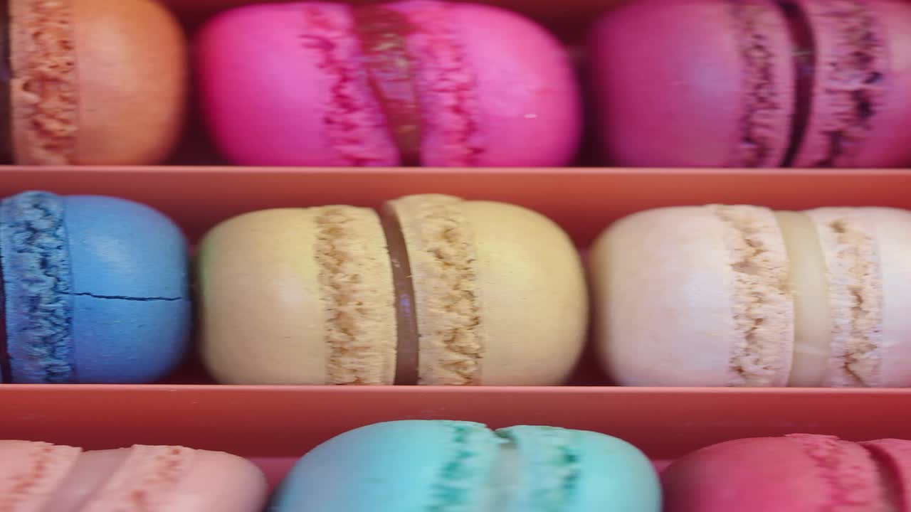 macarons de colores en una caja