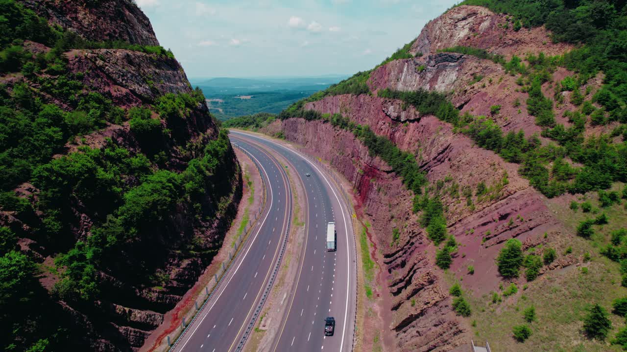 conductor de un camión refrigerador en la i-68