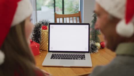 Padre-Mayor-Caucásico-E-Hija-Adulta-Haciendo-Videollamadas-En-Una-Computadora-Portátil-Con-Espacio-Para-Copiar-En-La-Pantalla