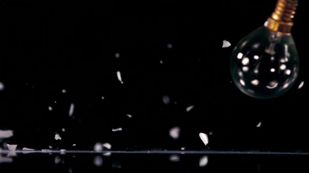 검은 배경에 불꽃이 부 ⁇ 히고 있습니다.